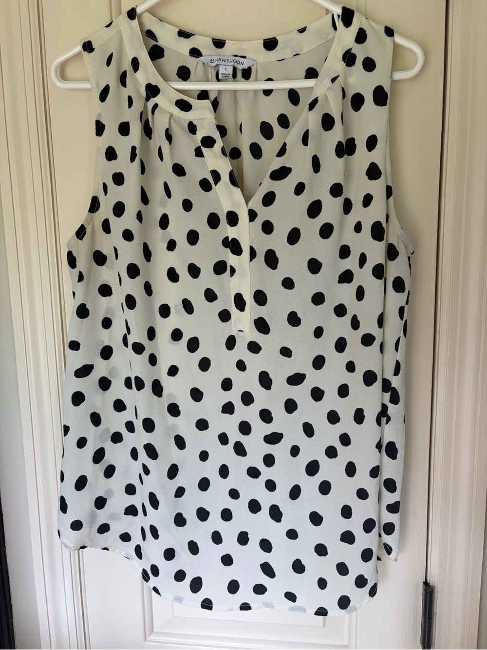 41 Hawthorn White Sleeveless Polka Dot V-Neck Blouse